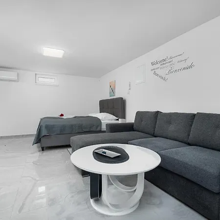 Beautiful Studio Lila Close To Sea Appartement Poreč