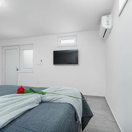 Beautiful Studio Lila Close To Sea Appartement Poreč
